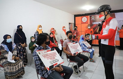 Gubernur Ganjar Pranowo memberikan bantuan secara simbolis pada acara Launching Bantuan JPS bagi Masyarakat Terdampak PPKM level 3 dan 4 di Kantor Pos Besar Kota Semarang, Selasa (24/8)