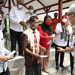 Gubernur Jateng Ganjar Pranowober kunjung ke Desa Kotesan untuk mengecek pembagian BST. Beberapa warga mengembalikan bantuan karena sudah mendapat bantuan dana desa