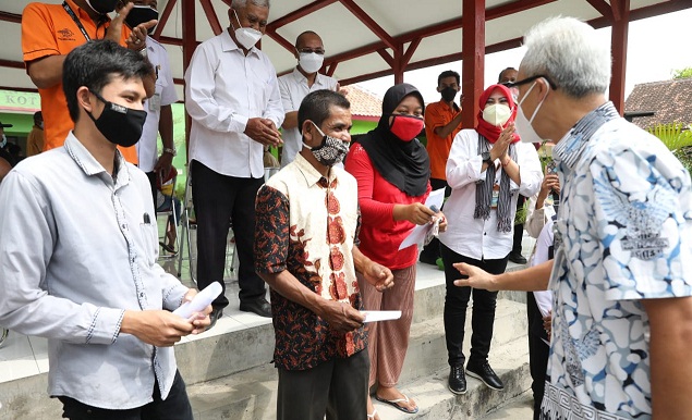Gubernur Jateng Ganjar Pranowober kunjung ke Desa Kotesan untuk mengecek pembagian BST. Beberapa warga mengembalikan bantuan karena sudah mendapat bantuan dana desa