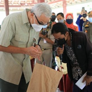 Gubernur Ganjar Pranowo meninjau penyaluran BST di Balai Desa Panunggalan, Kabupaten Grobogan. Selasa (3/8)