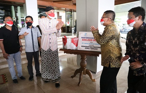 Gubernur Jateng Ganjar Pranowo menerima bantuan untuk penanganan pandemi dari PT Hetzer Medical Indonesia dan Yayasan Dompet Dhuafa, Kamis (12/8)