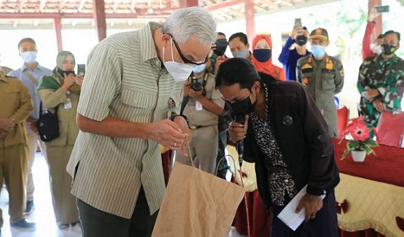 Gubernur Ganjar Pranowo meninjau penyaluran BST di Balai Desa Panunggalan, Kabupaten Grobogan. Selasa (3/8)