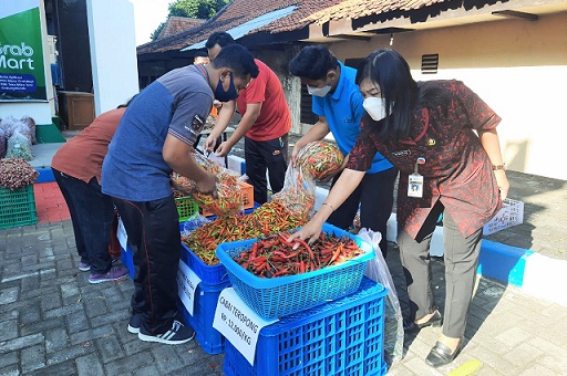 Para ASN di lingkungan Pemprov membeli cabai demi membantu para petani. Saat ini hargai cabai di pasaran sedang anjlok sehingga para petani mengalami kerugian