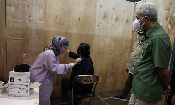 Gubernur Jawa Tengah, Ganjar Pranowo, meninjau vaksinasi di GOR Satria Purwokerto, Jumat (6/8)