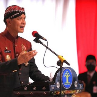 Gubernur Jateng Ganjar Pranowo memberikan sambutan pada acara penyerahan remisi Kemenkum HAM di Lapas Klas 1 A Kedungpane Semarang, Selasa (17/8). Ganjar menyampaikan kisah Jack Harun, mantan Napiter yang kini jualan soto