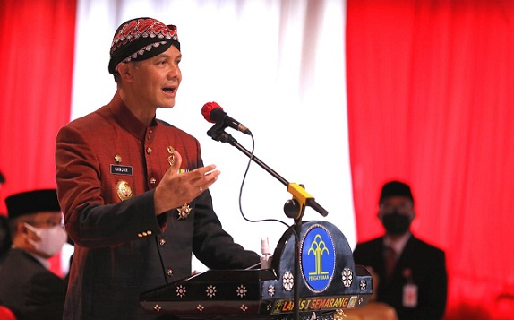 Gubernur Jateng Ganjar Pranowo memberikan sambutan pada acara penyerahan remisi Kemenkum HAM di Lapas Klas 1 A Kedungpane Semarang, Selasa (17/8). Ganjar menyampaikan kisah Jack Harun, mantan Napiter yang kini jualan soto