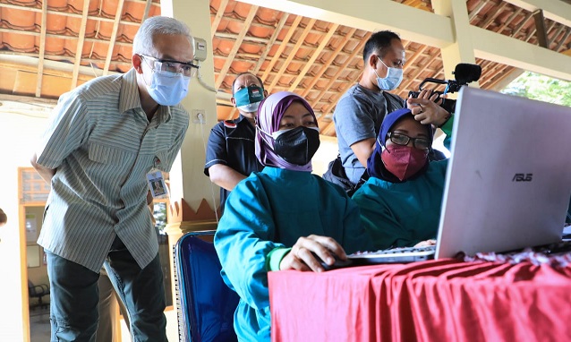 Gubernur Jateng Ganjar Pranowo mengecek vaksinasi di Kabupaten Grobogan. Dari kunjungannya, akhirnya gubernur juga mengetahui persoalan perbedaan data vaksinasi dengan pusat