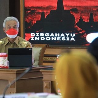 Gubernur Jateng Ganjar Pranowo memimpin Rapat Penanganan Covid-19 dengan kabupaten/kota se-Jawa Tengah secara daring di Ruang Rapat Gd. A Lt 2, Senin (30/8)