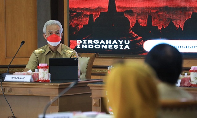 Gubernur Jateng Ganjar Pranowo memimpin Rapat Penanganan Covid-19 dengan kabupaten/kota se-Jawa Tengah secara daring di Ruang Rapat Gd. A Lt 2, Senin (30/8)