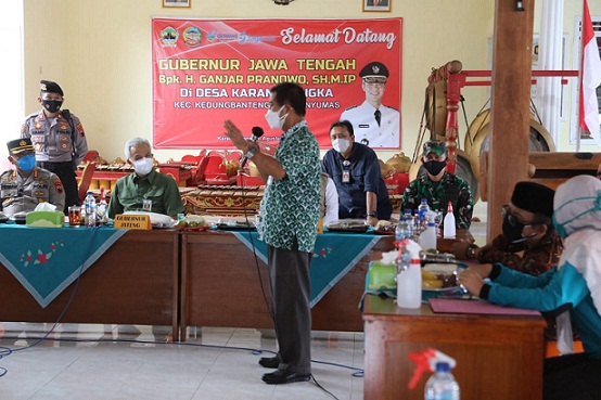 Gubernur Jateng Ganjar Pranowo mendapat penjelasan tentang strategi penanganan pasien Covid di Banyumas yang jumlah kasusnya terus menurun