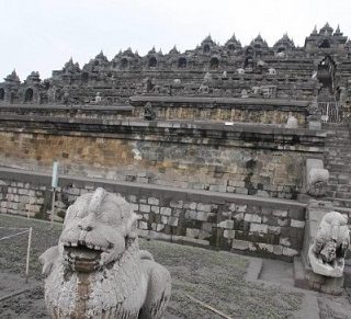 Kawasan Candi Borobudur diselimuti debu, menyusul hujan abu akibat erupsi Gunung Merapi