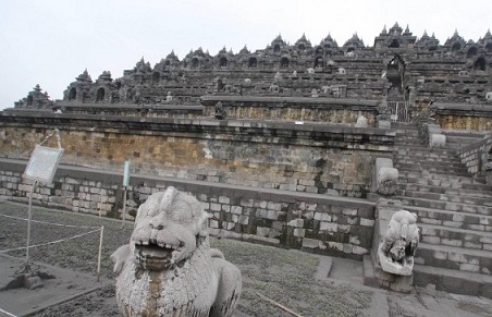 Kawasan Candi Borobudur diselimuti debu, menyusul hujan abu akibat erupsi Gunung Merapi