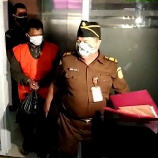 Tersangka M Nasir langsung ditahan selepas dijadikan tersangka kasus korupsi senilai Rp 2,2 di PT BKK Jateng Cabang Brebes.