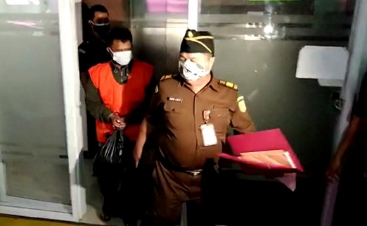 Tersangka M Nasir langsung ditahan selepas dijadikan tersangka kasus korupsi senilai Rp 2,2 di PT BKK Jateng Cabang Brebes.