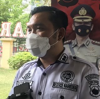 Kasat Narkoba Polrestabes Semarang, AKBP Donny Lumbantoruan memberi keterangan kepada para wartawan.