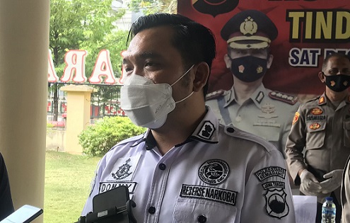 Kasat Narkoba Polrestabes Semarang, AKBP Donny Lumbantoruan memberi keterangan kepada para wartawan.