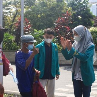 Mahasiswa UIN Syaifuddin Zuhri Purwokerto turun ke jalan melakukan edukasi ke warga pentingnya prokes