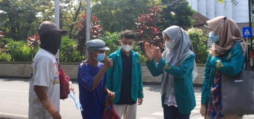Mahasiswa UIN Syaifuddin Zuhri Purwokerto turun ke jalan melakukan edukasi ke warga pentingnya prokes