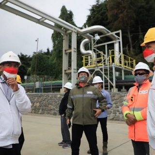 Gubernur Ganjar Pranowo melihat pembangkit listrik energi panas bumi PT. Geo Dipa Energi di Kabupaten Banjarnegara, Rabu (18/8)