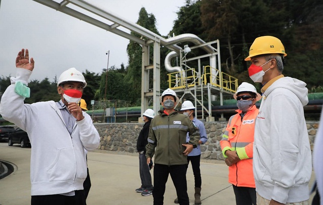 Gubernur Ganjar Pranowo melihat pembangkit listrik energi panas bumi PT. Geo Dipa Energi di Kabupaten Banjarnegara, Rabu (18/8)