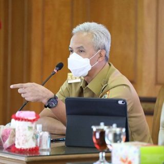 Gubernur Jateng Ganjar Pranowo memimpin Rapat Penanganan Covid-19 dengan Kabupaten/Kota se Jawa Tengah melalui zoom, Senin (2/8)