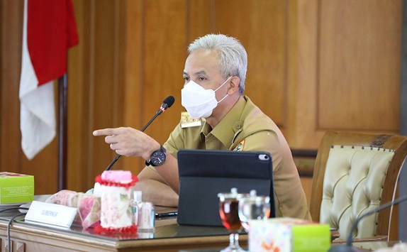 Gubernur Jateng Ganjar Pranowo memimpin Rapat Penanganan Covid-19 dengan Kabupaten/Kota se Jawa Tengah melalui zoom, Senin (2/8)