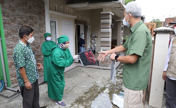 Gubernur Jateng, Ganjar Pranowo, datang ke Desa Karangnangka Banyumas untuk mengecek penanganan Covid. Di desa tersebut, warga yang melakukan isolasi mandiri didampingi dua "tenaga kesehatan dadakan" dari kelompok Dasa Wisma