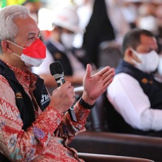 Gubernur Jawa Tengah, Ganjar Pranowo, memimpin acara pelepasan ekspor komoditas pertanian Provinsi Jawa Tengah di Terminal Peti Kemas Pelabuhan Tanjung Emas Semarang, Sabtu (14/8)