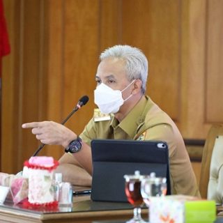 Rapat penanganan Covid-19 antara Gubernur Ganjar Pranowo bersama Bupati/Wali Kota secara daring di kantor gubenuran, Senin (9/8)