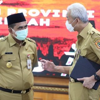 Gubernur Ganjar Pranowo berbincang dengan Wagub Taj Yasin Maimoen di sela Rapat Penanganan Covid-19 dengan Kabupaten/Kota se Jawa Tengah melalui zoom, Senin (2/8)