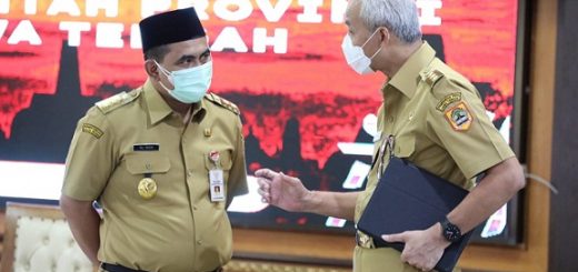 Gubernur Ganjar Pranowo berbincang dengan Wagub Taj Yasin Maimoen di sela Rapat Penanganan Covid-19 dengan Kabupaten/Kota se Jawa Tengah melalui zoom, Senin (2/8)
