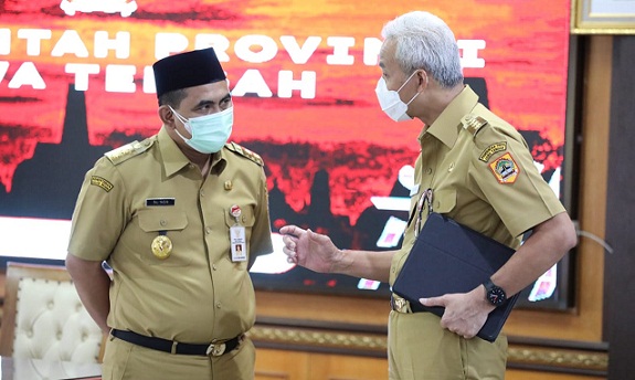 Gubernur Ganjar Pranowo berbincang dengan Wagub Taj Yasin Maimoen di sela Rapat Penanganan Covid-19 dengan Kabupaten/Kota se Jawa Tengah melalui zoom, Senin (2/8)