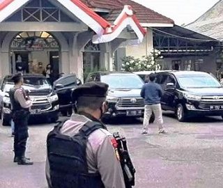 Suasana saat penggeledahan Rumah Dinas Bupati Banjarnegara oleh KPK, Selasa (10/8).