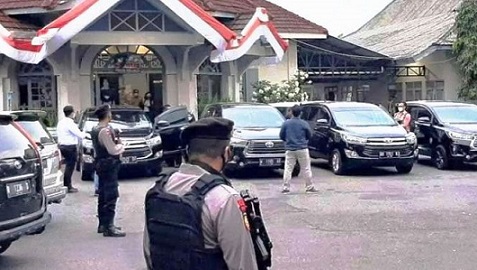 Suasana saat penggeledahan Rumah Dinas Bupati Banjarnegara oleh KPK, Selasa (10/8).