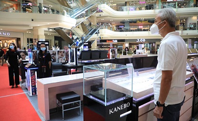 Gubernur Ganjar Pranowo melihat gerai di Mal Paragon yang mulai buka, Rabu (11/8)