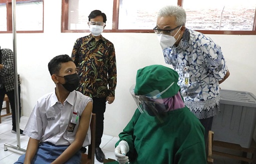 Wali Kota Solo Gibran Rakabuming Raka mendampingi Gubernur Jateng Ganjar Pranowo melihat vaksinasi Covid-19 untuk pelajar di SMAN 3 Surakarta, Rabu (4/8)