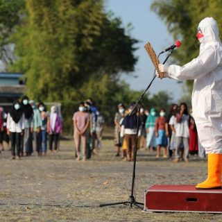 Gubernur Jawa Tengah, Ganjar Pranowo, menjadi inspektur upacara HUT Kemerdekaan di RS Darurat Covid-19 Donohudan, Boyolali dengan mengenakan pakaian hazmat layaknya tenaga kesehatan penanganan Covid-19, Selasa (17/8).