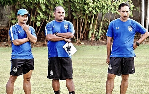 Imran Nahumury (tengah) bersama I Komang Putra (Pelatih Kiper PSIS Semarang)