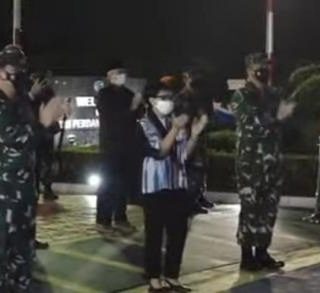 Menlu Retno Marsudi didampingi Panglima TNI Hadi Tjahjanto menyambut kepulangan 26 WNI dari Afganistan. Foto: inews