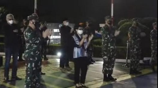 Menlu Retno Marsudi didampingi Panglima TNI Hadi Tjahjanto menyambut kepulangan 26 WNI dari Afganistan. Foto: inews
