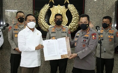 Kapolri Jendral Listyo Sigit Prabowo menunjukkan surat izin dari Polri terhadap pelaksanaan kompetisi Liga 1 yang akan bergulir pada 27 Agustus mendatang.