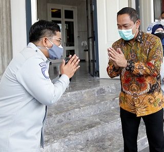 Dirut PT Jasa Raharja Munadi bertemu Wali Kota Semarang untuk memberikan bantuan 101 pohon Tabebuya dan 100 paket sembako untuk warga terdampak pandemi.