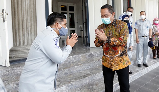 Dirut PT Jasa Raharja Munadi bertemu Wali Kota Semarang untuk memberikan bantuan 101 pohon Tabebuya dan 100 paket sembako untuk warga terdampak pandemi.