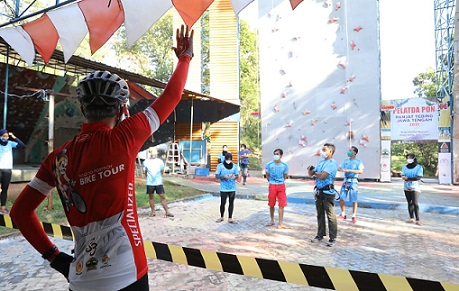 Gubernur Ganjar Pranowo menyapa para atlit Jawa Tengah yang sedang menjalani pemusatan latihan di komplek GOR Jatidiri untuk PON XX Papua, Rabu (11/8)