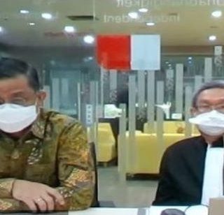 Terdakwa Julia P Batubara didampingi penasehat hukumnya saat mengikuti sidang di Pengadilan Tipikor, Jakarta yang mengagendakan pembacaan putusan, Senin (23/8).