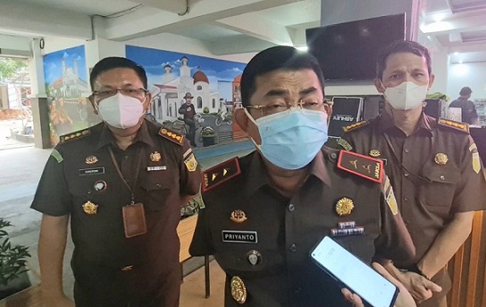 Kajati Jateng Priyanto SH MH memberi keterangan kepada wartawan soal penahanan tersangka kasus korupsi pengadaan tanah dan pembangunan cold storage oleh Perum Perindo.