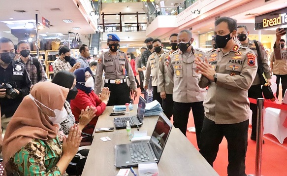 Kapolda Jateng Irjen Pol Ahmad Luthfi didampingi jajarannya mengunjungi vaksinasi massal yang diselenggarakan Alumni Akademi Polisi (Akpol) angkatan 1994.