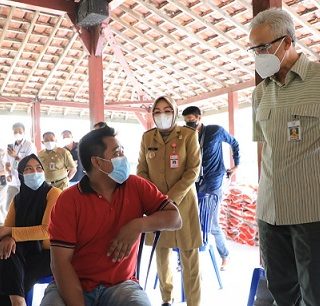 Gubernur Jateng Ganjar Pranowo meninjau proses pembagian Bansos di Klaten, belum lama ini
