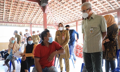 Gubernur Jateng Ganjar Pranowo meninjau proses pembagian Bansos di Klaten, belum lama ini