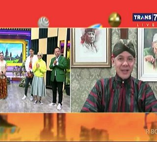 Gubernur Jawa Tengah, Ganjar Pranowo menjadi bintang tamu kejutan secara daring dalam acara drama komedi Opera Van Java yang dihelat secara live, Senin (23/8) malam